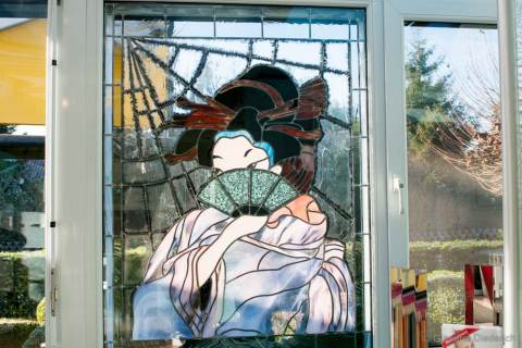 Foto: Fensterfront - Ein Glasflügel aus Mosaiken, ähnlich Tiffany Glas