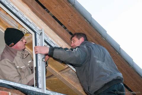 Foto: Fenster eines Gebäudes wird durch Handwerker erneuert